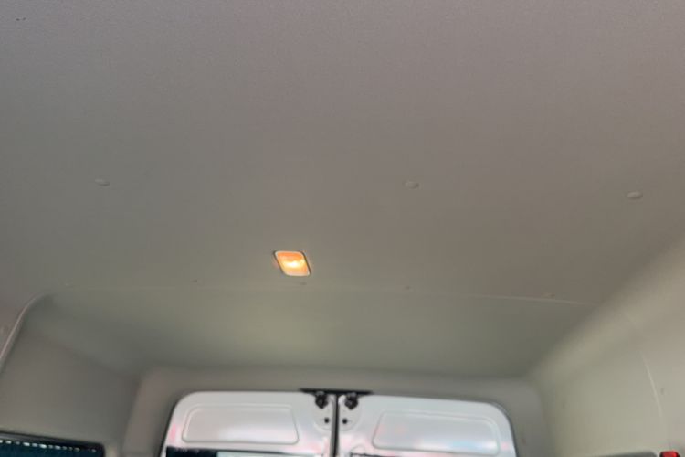 Used SAIC MAXUS Xintu V80 2023 2.0T Manual Classic Aoyuntong Short Wheelbase Mid-Roof 5/6-Seater
