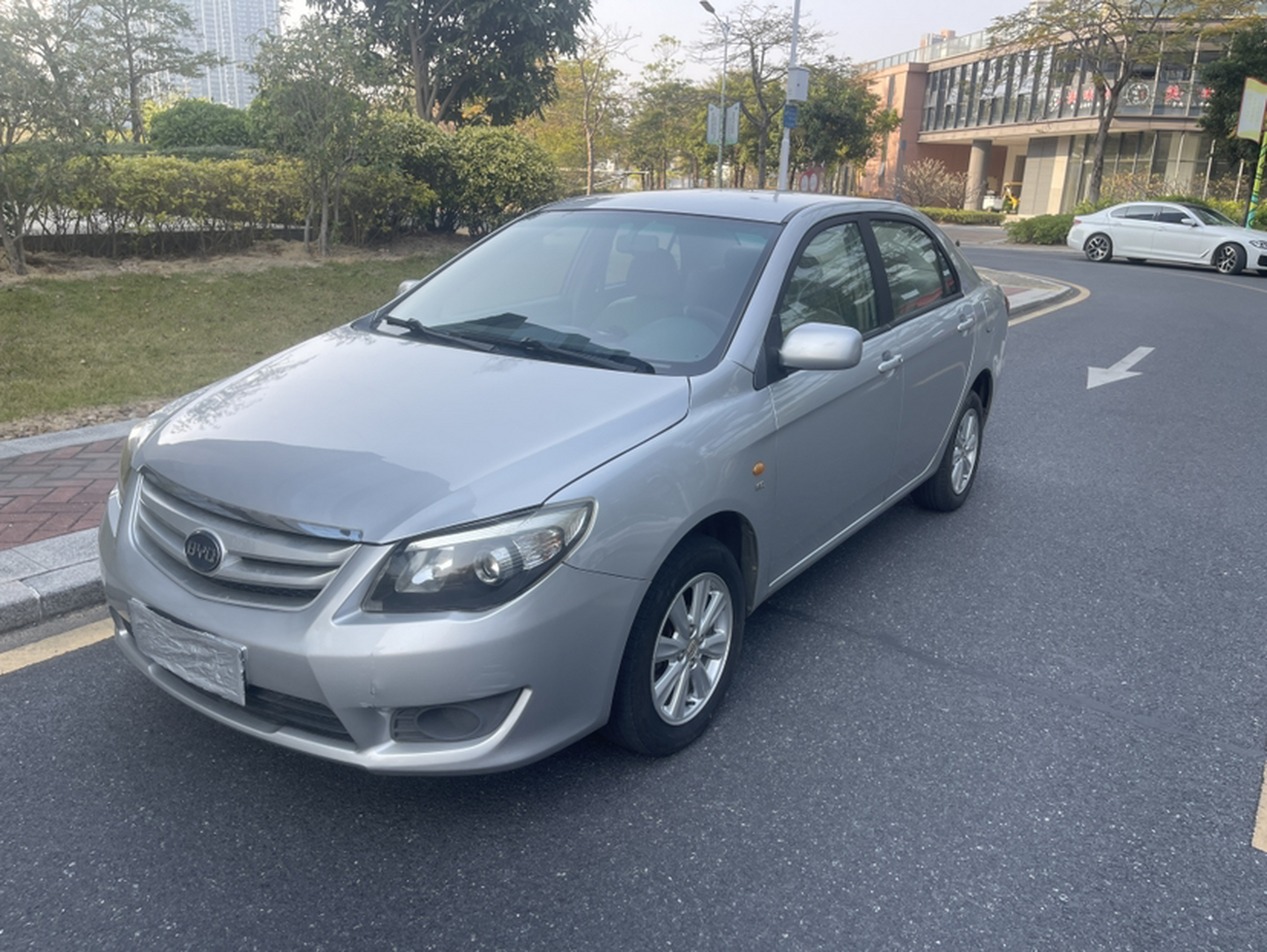 Под передней частью автомобиля