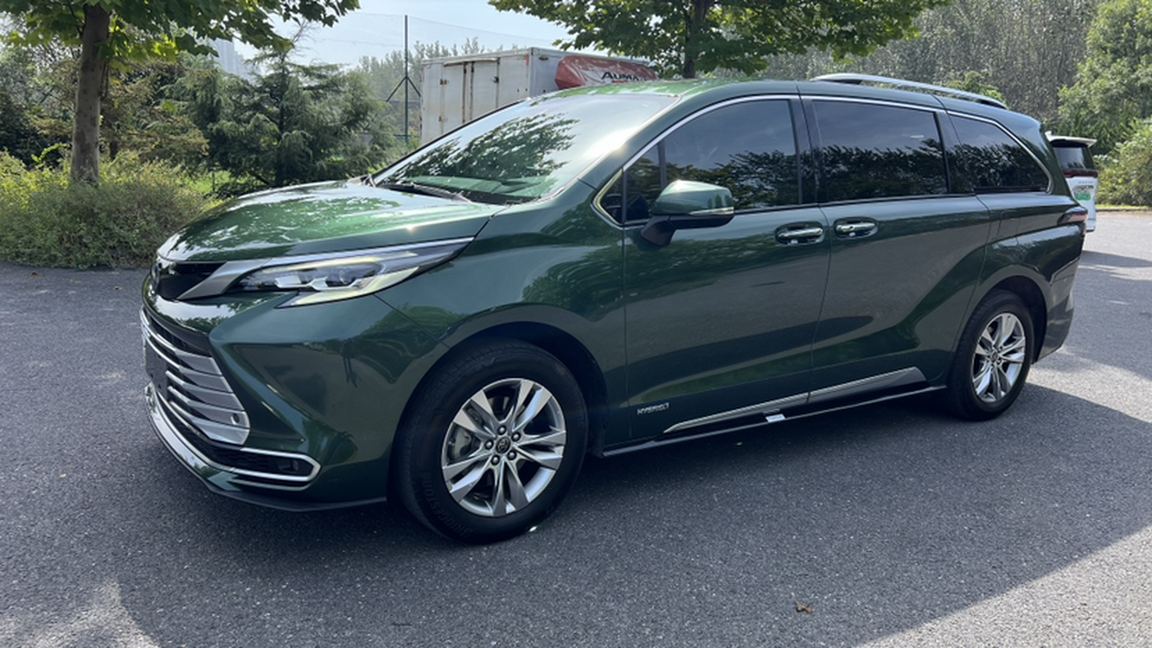 تحت مقدمة السيارة