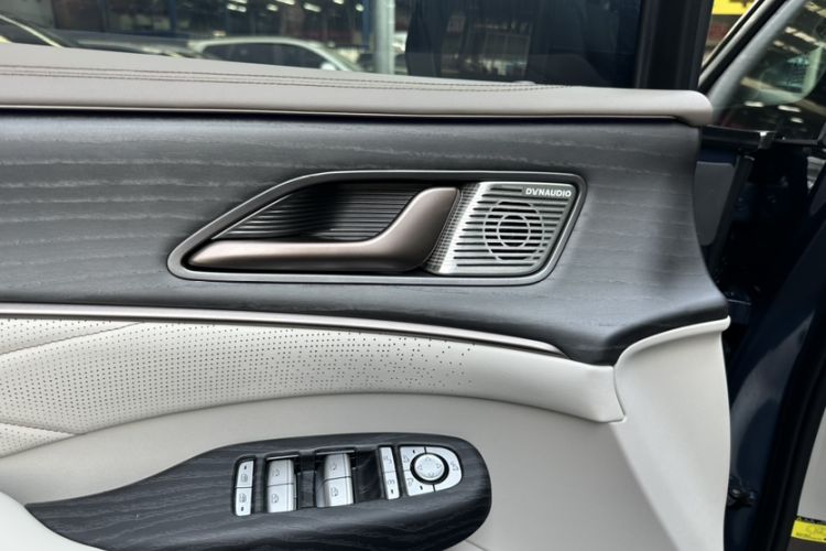 Used Denza D9 2022 DM-i 970 Four-Wheel Drive Flagship Model
