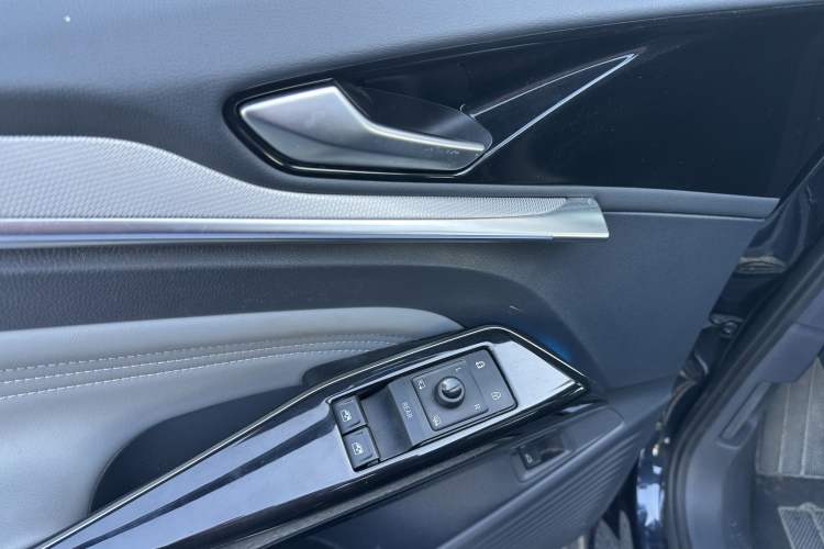 Used Volkswagen ID.4 CROZZ 2021 Long-Range Lite PRO Two-Wheel Drive Version
