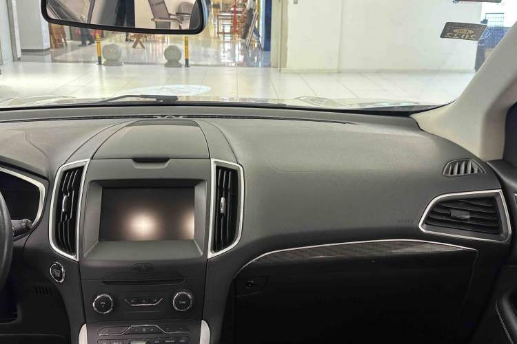 Used Ford Edge 2015 2.0T GTDi Two-Wheel-Drive High-Line Version
