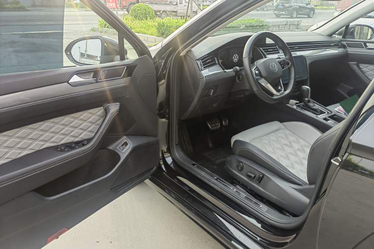 Used Volkswagen Magotan 2023 2 Million Units Limited Edition 330TSI DSG Leading Version
