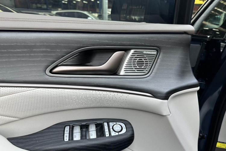 Used Denza D9 2022 DM-i 970 Four-Wheel Drive Flagship Model
