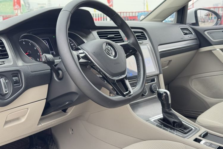 Used Volkswagen Golf 2016 230TSI Automatic Comfort Version
