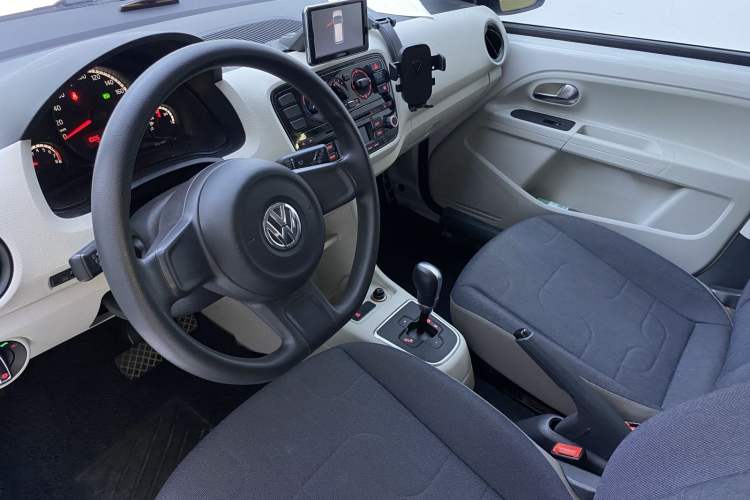 Used Volkswagen up! 2015 1.0L move up!
