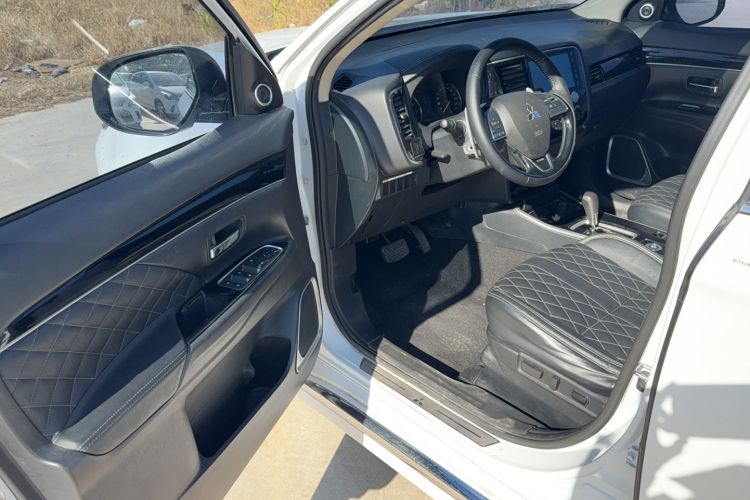 Used Mitsubishi Outlander 2021 2.4L 4x4 Zhi Xiang Edition 7 Seats
