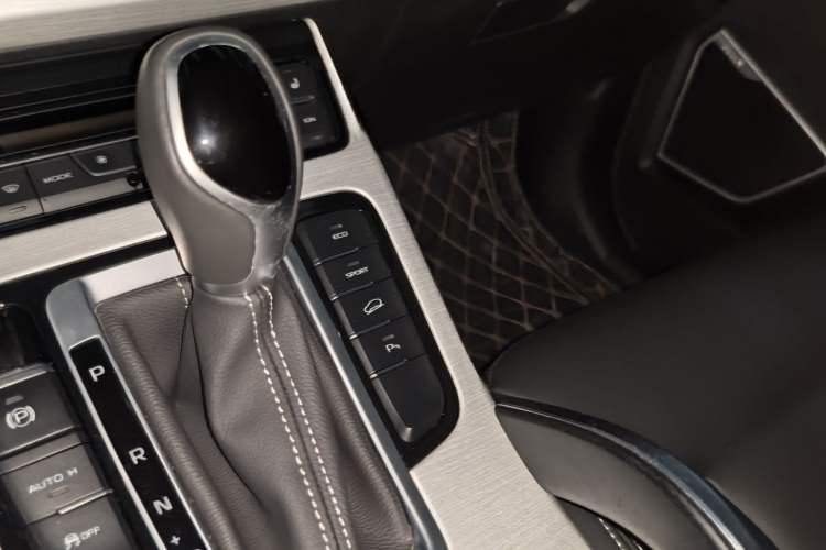 Used Geely Auto Emgrand X7 Sport 2018 1.8TD Automatic Two-Wheel Drive Smart Connect 4G Internet Edition
