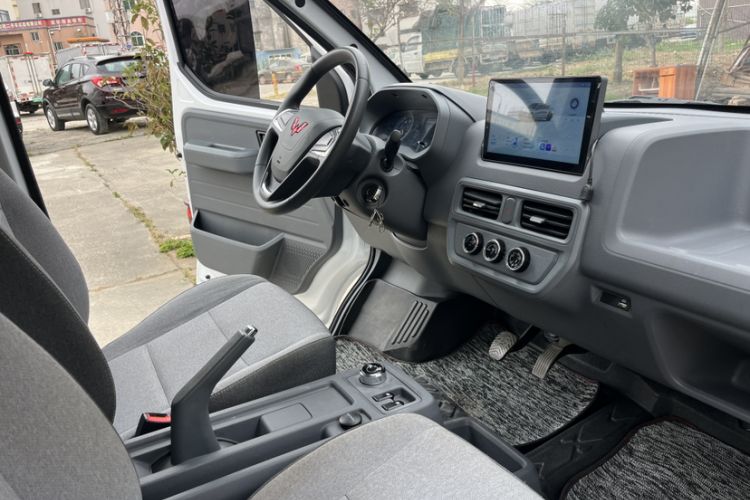 Used Wuling Yangguang 2024 300KM Comfort Version Passenger Van 75kW
