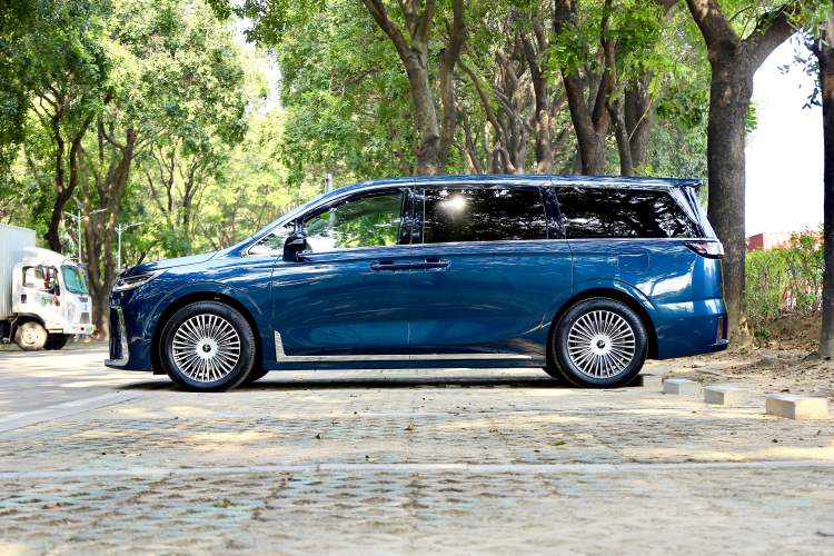 Used VOYAH Dream 2025 PHEV Four-Wheel Drive Prestige Kunpeng Edition
