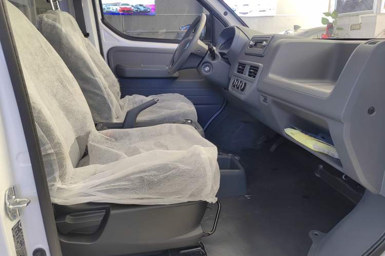 Used Wuling Yangguang 2024 300KM Comfort Version Passenger Van 75kW
