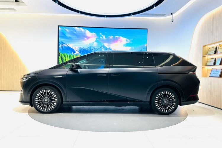 Used XPeng X9 2025 740 Ultra-Long Range Max
