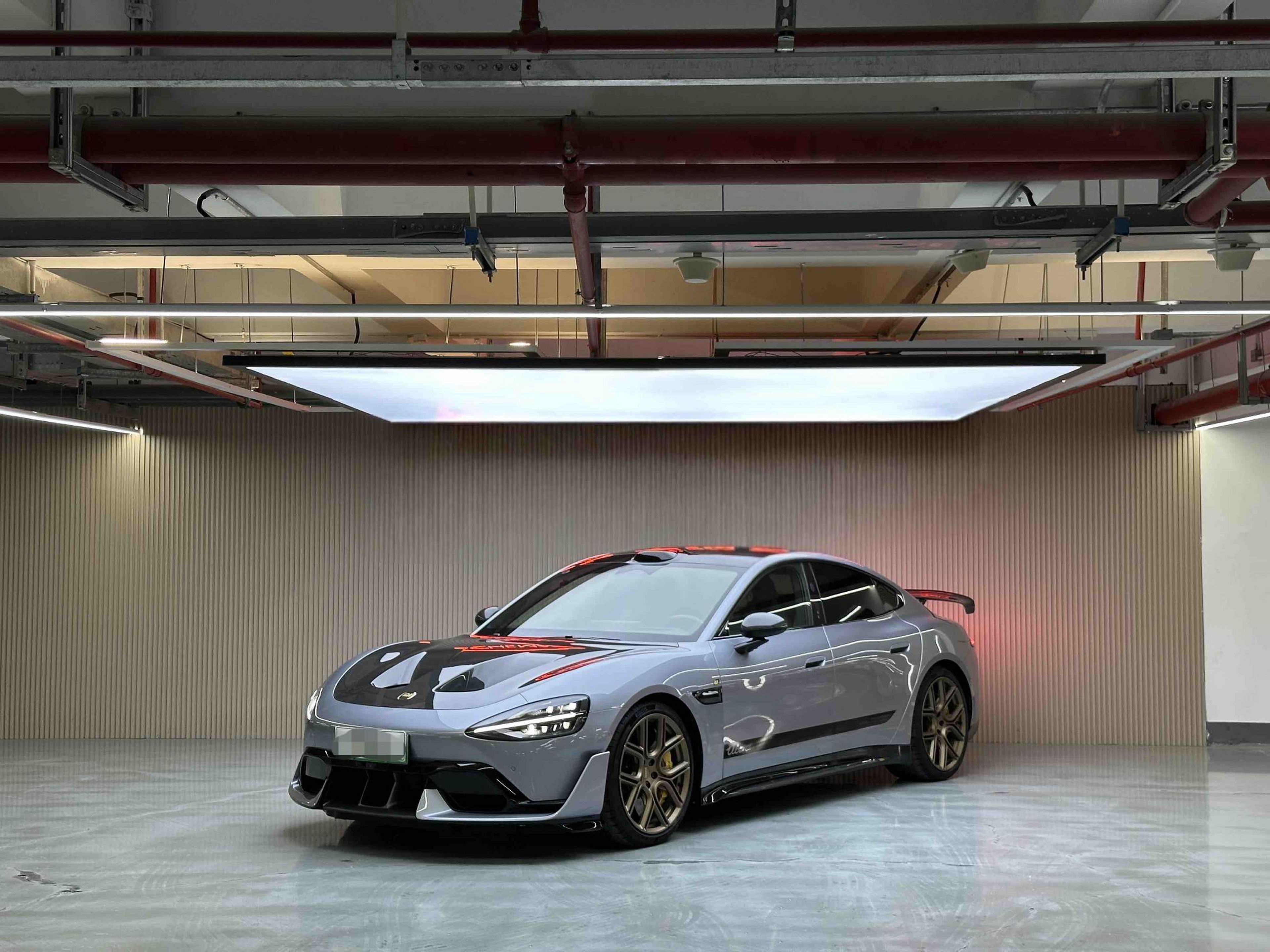 Под передней частью автомобиля