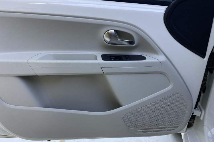 Used Volkswagen up! 2015 1.0L move up!
