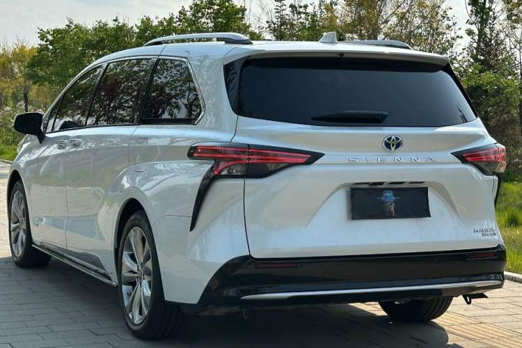 Used Toyota Sienna 2021 2.5L Hybrid Platinum Edition
