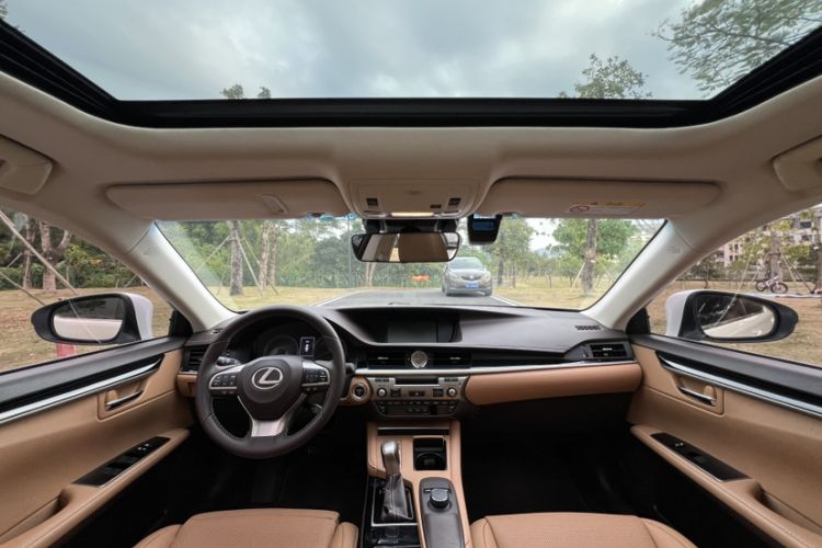 Used Lexus ES 2017 300h Mark Levinson Comfort Edition
