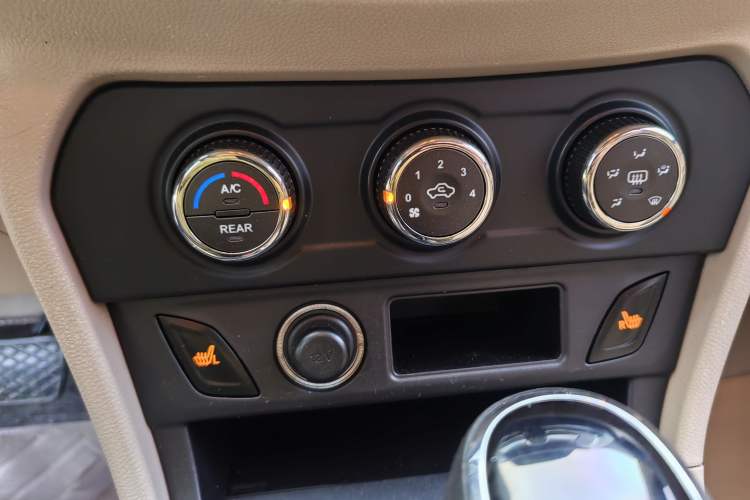 Used FAW Yingzhi 737 2016 1.5L CVT Luxury Navigation Edition
