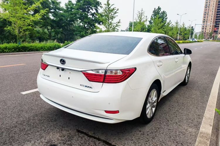 Used Lexus ES 2014 300h Elite Edition
