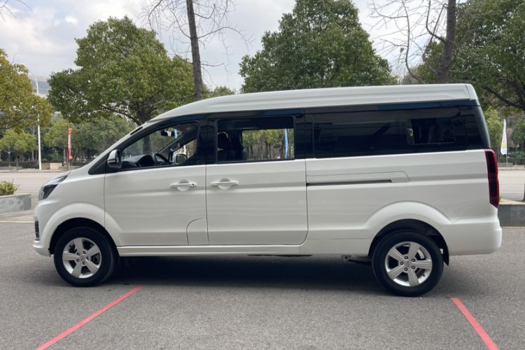 Used Jinbei Gold Hiace 2024 2.0L Travel Lion 9-Seater Central Air Conditioning
