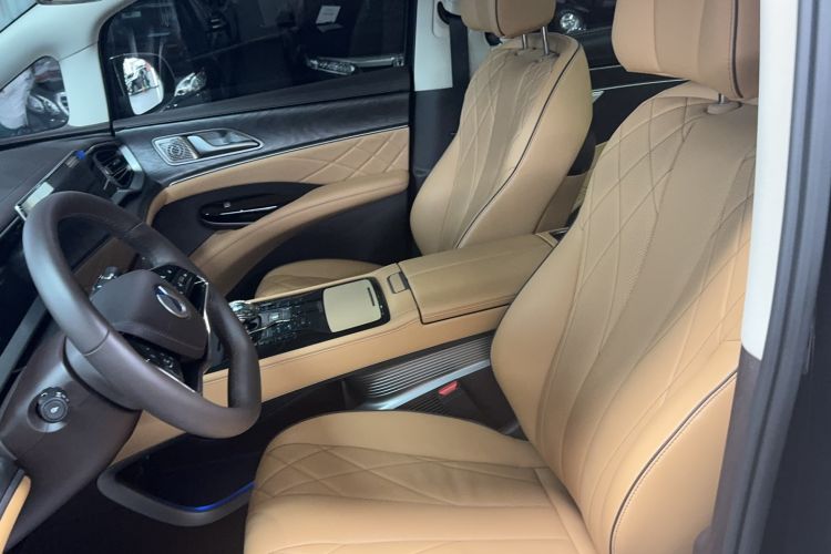 Used Denza D9 2024 DM-i 1050 Luxury Model
