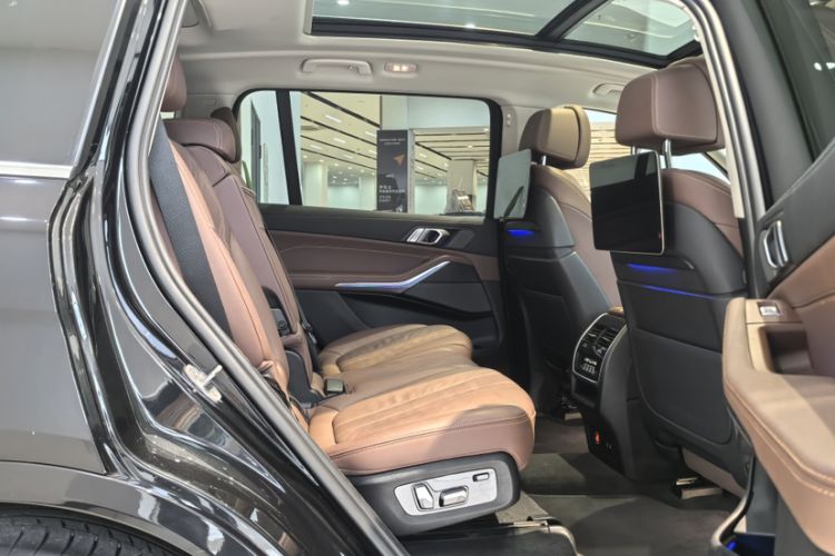 Used BMW X7 2022 xDrive40i Luxury Package with Leading Features
