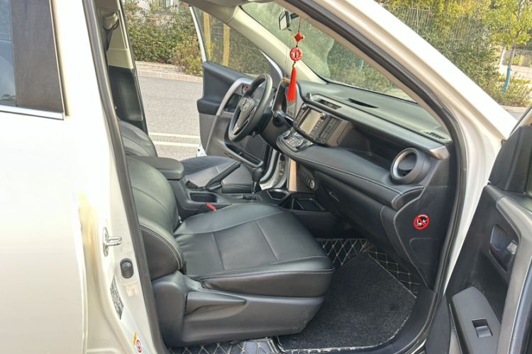 Used Toyota RAV4 2016 2.0L CVT Two-Wheel Drive Fashion Edition China V Standard
