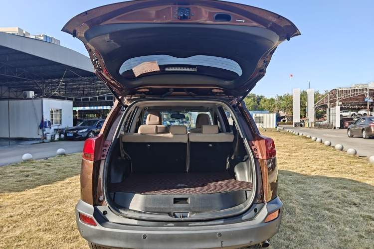 Used Toyota RAV4 2015 2.0L CVT Two-Wheel Drive Fashion Edition