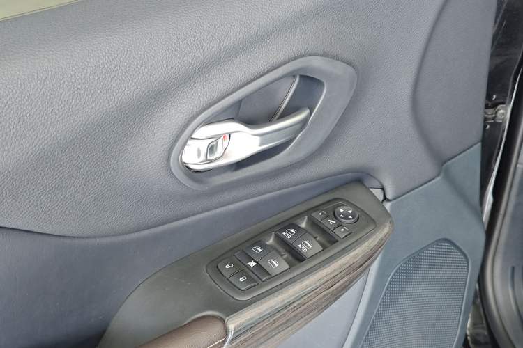 Used  Cherokee 2017 2.4L Excellence Edition