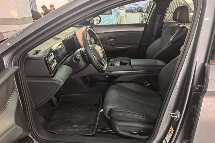 Used BYD Qin L 2025 DM-i Smart Drive 120KM Excellence Model
