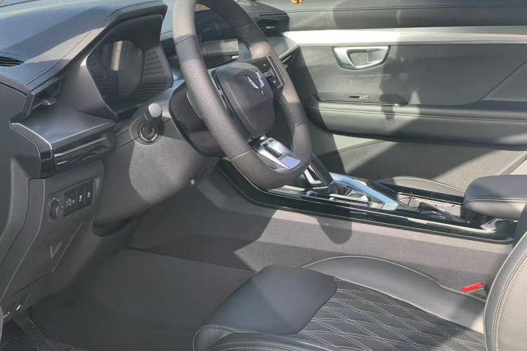 Used Wuling Asta 2022 2.0L DHT Electric-Speed Version
