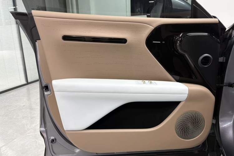 Used  07 2024 Max Extended-Range Edition