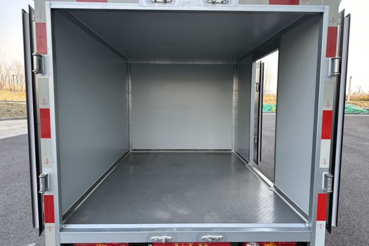 Used   2023 140km Long Wheelbase Van Ambition Version
