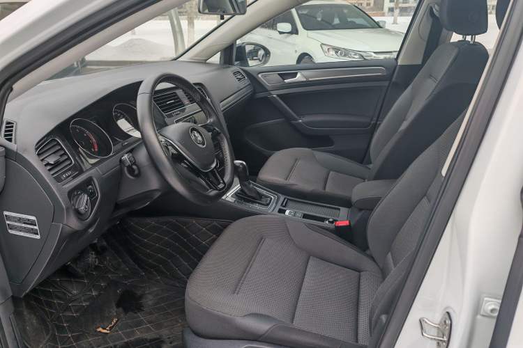 Used Volkswagen Golf 2017 1.6L Automatic Comfort Million-Vehicle Anniversary Edition
