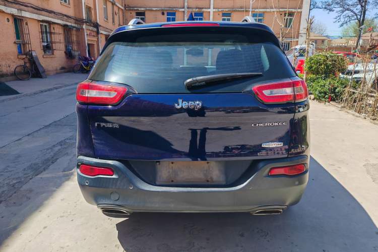 Used  Cherokee 2016 2.4L Leading Edition
