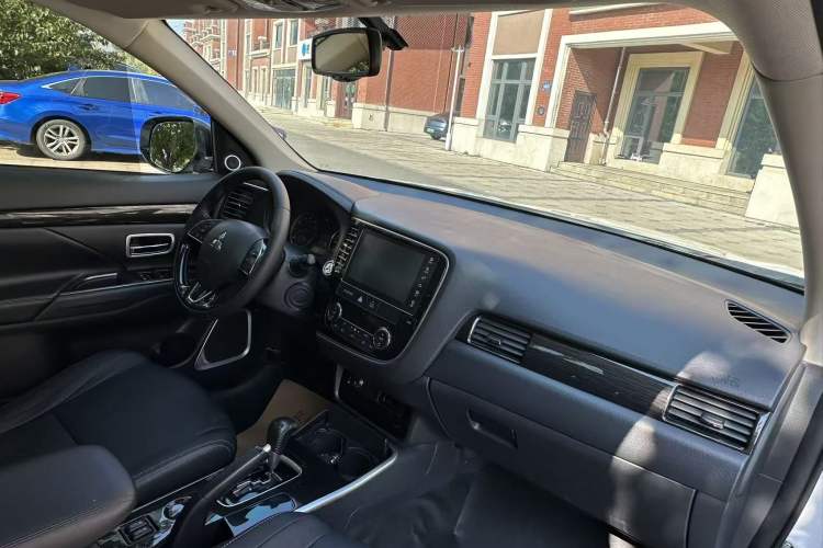 Used Mitsubishi Outlander 2018 2.0L Two-Wheel Drive Glory Edition 5 Seats
