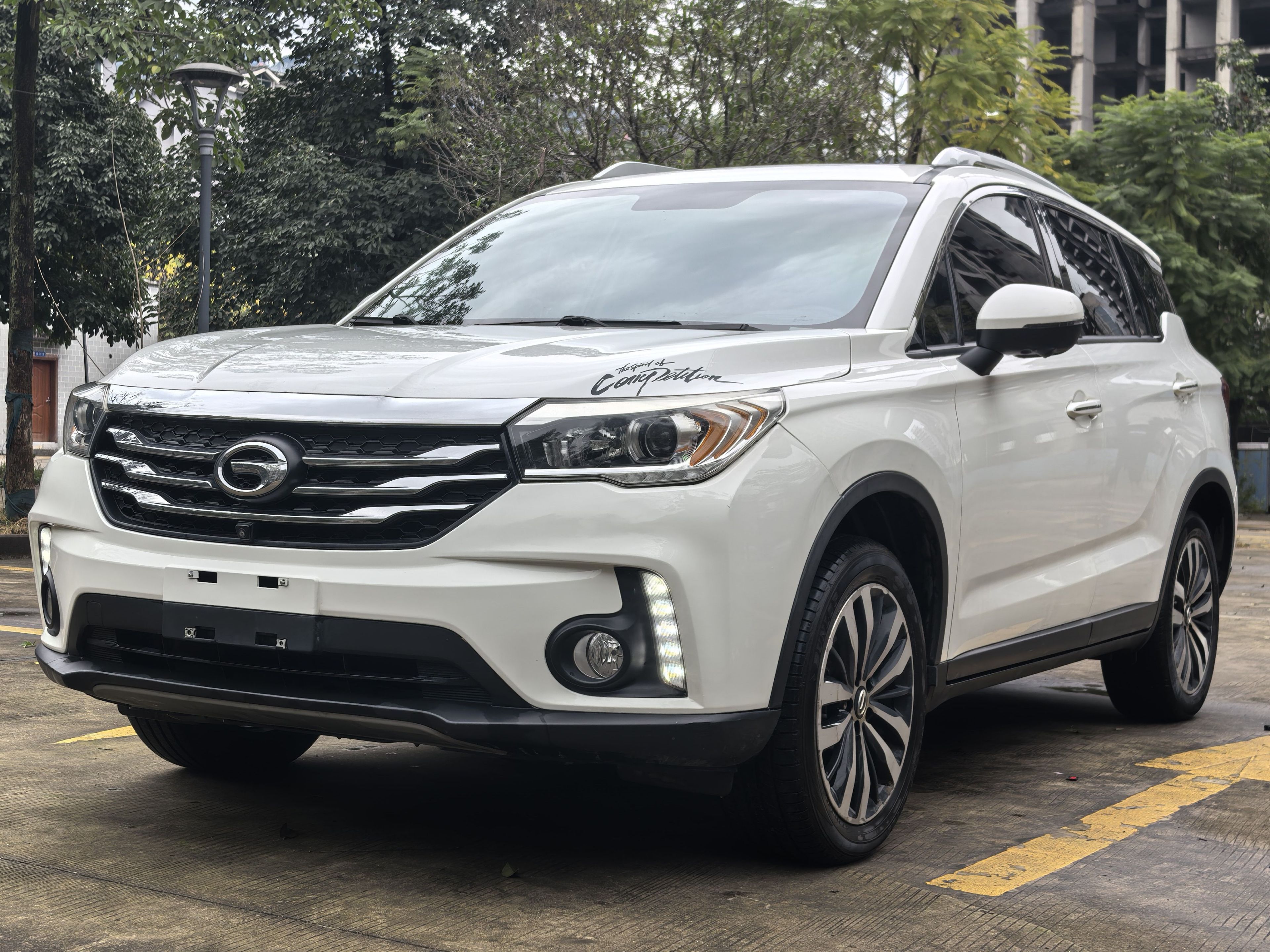 Под передней частью автомобиля