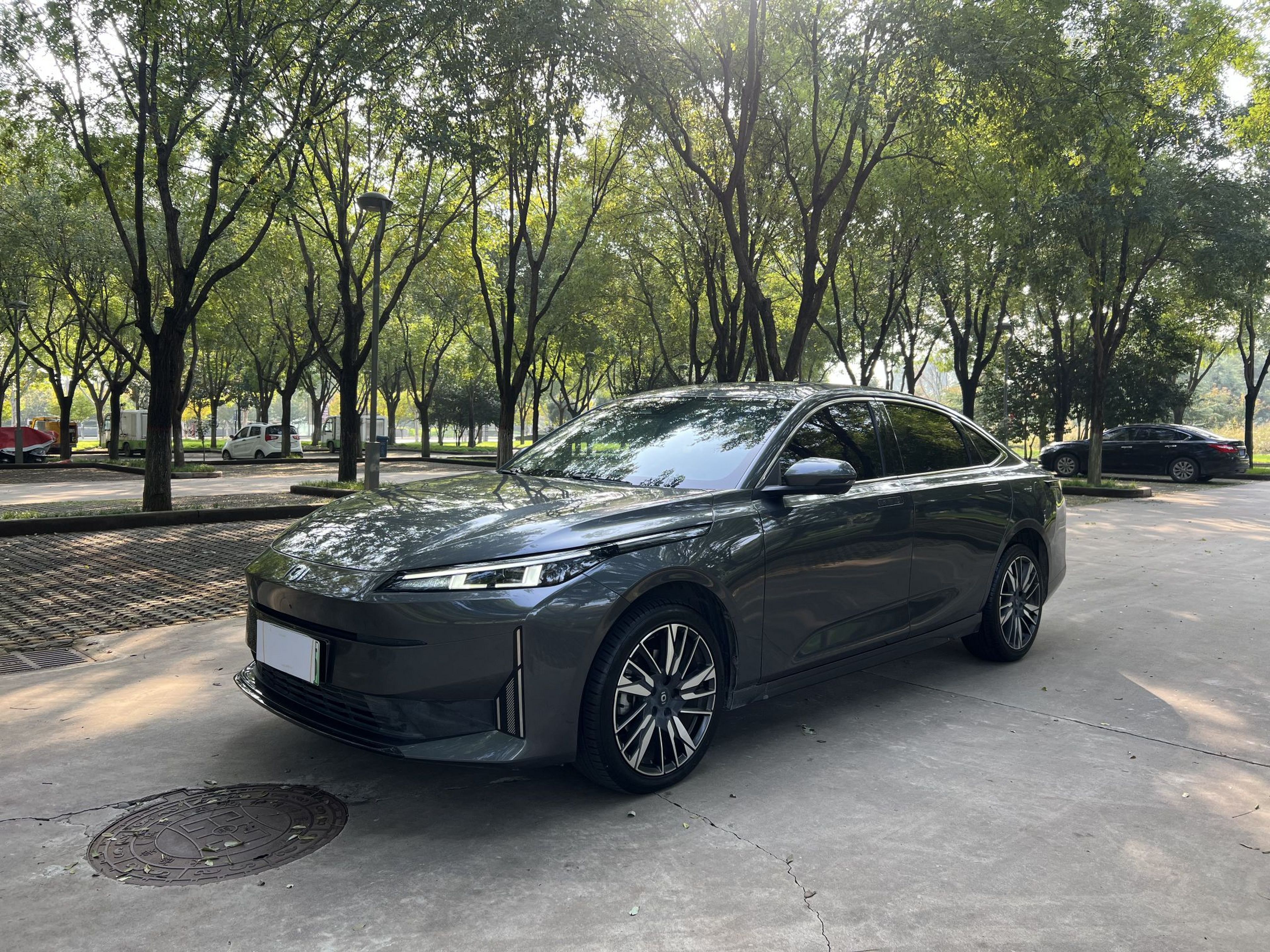 Под передней частью автомобиля