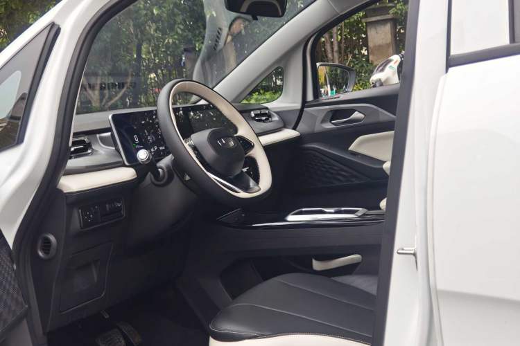 Used Geometry E Firefly 2024 401 km Fluorescent
