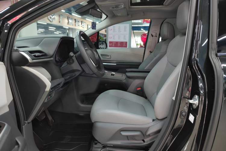 Used Toyota Granvia 2024 2.5L Hybrid Comfort Edition
