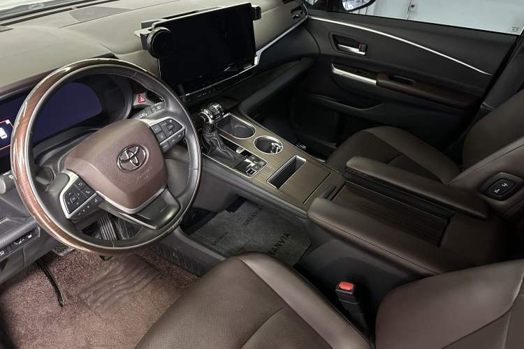 Used Toyota Granvia 2024 2.5L Hybrid Prestige PLUS Four-Wheel Drive Version