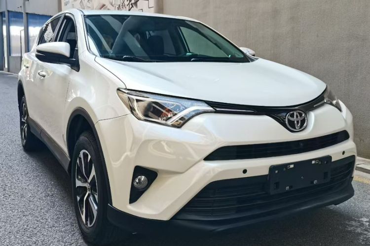 Used Toyota RAV4 2016 2.0L CVT Two-Wheel Drive Fashion Edition China V Standard
