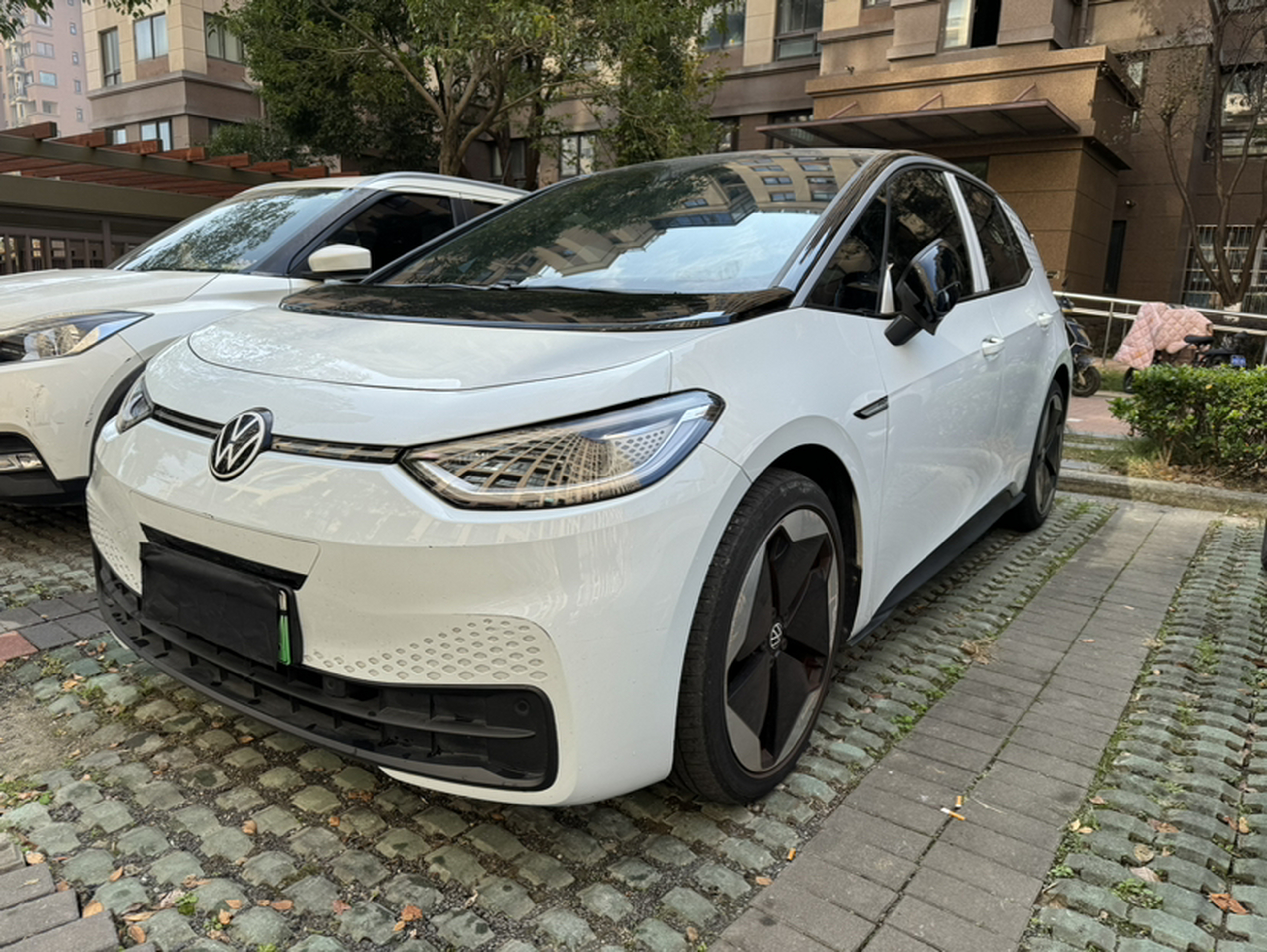 Под передней частью автомобиля