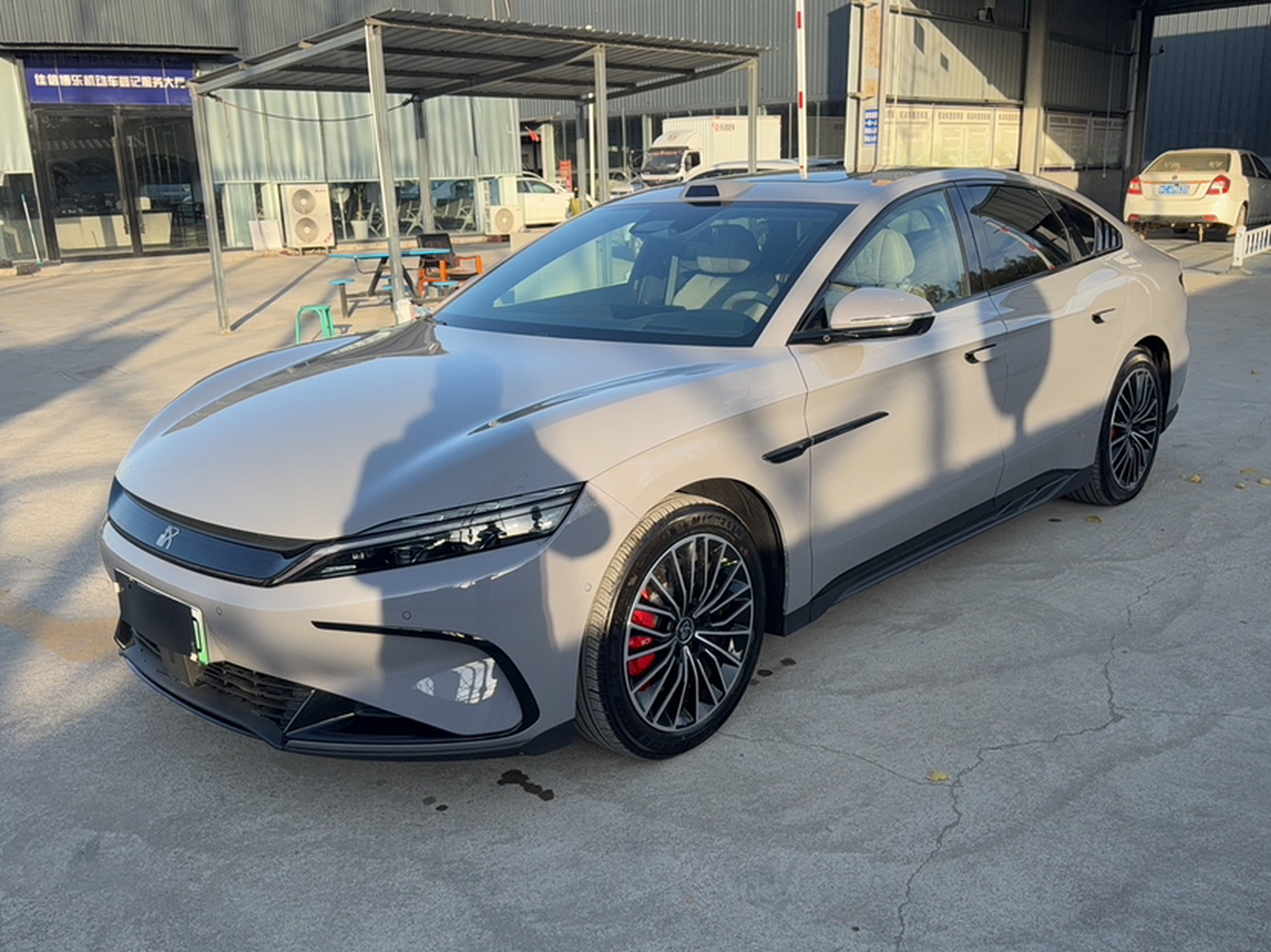 تحت مقدمة السيارة