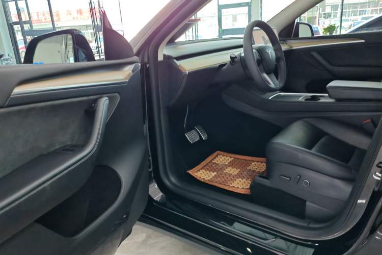 Used Tesla Model Y 2022 Rear-Wheel-Drive Version
