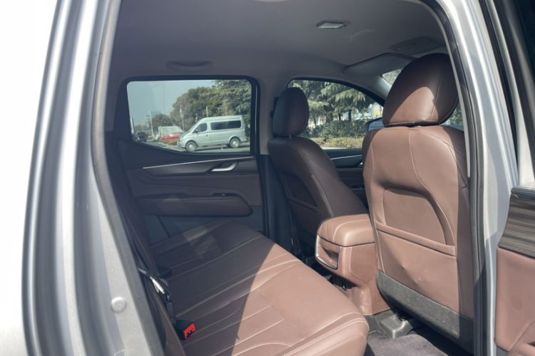 Used Dongfeng Ruichi 7 2022 2.3T Automatic Two-Wheel Drive Diesel Standard Version with Long Cargo Bed and Flat-Floor Design M9T
