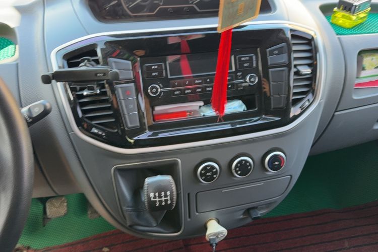 Used SAIC MAXUS Xintu V80 2023 2.0T Manual Classic Aoyuntong Short Wheelbase Mid-Roof 5/6-Seater
