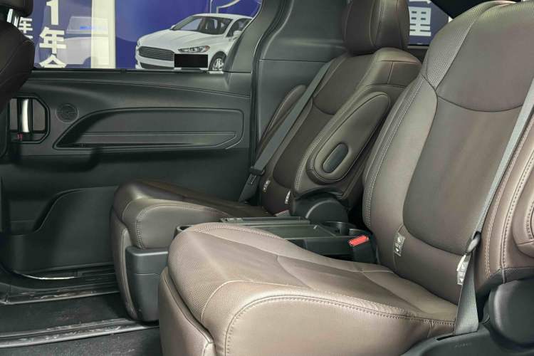 Used Toyota Sienna 2021 2.5L Hybrid Platinum Edition