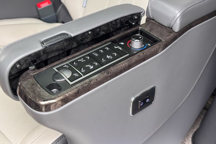 Used Toyota Granvia 2023 2.5L Hybrid Luxury Edition
