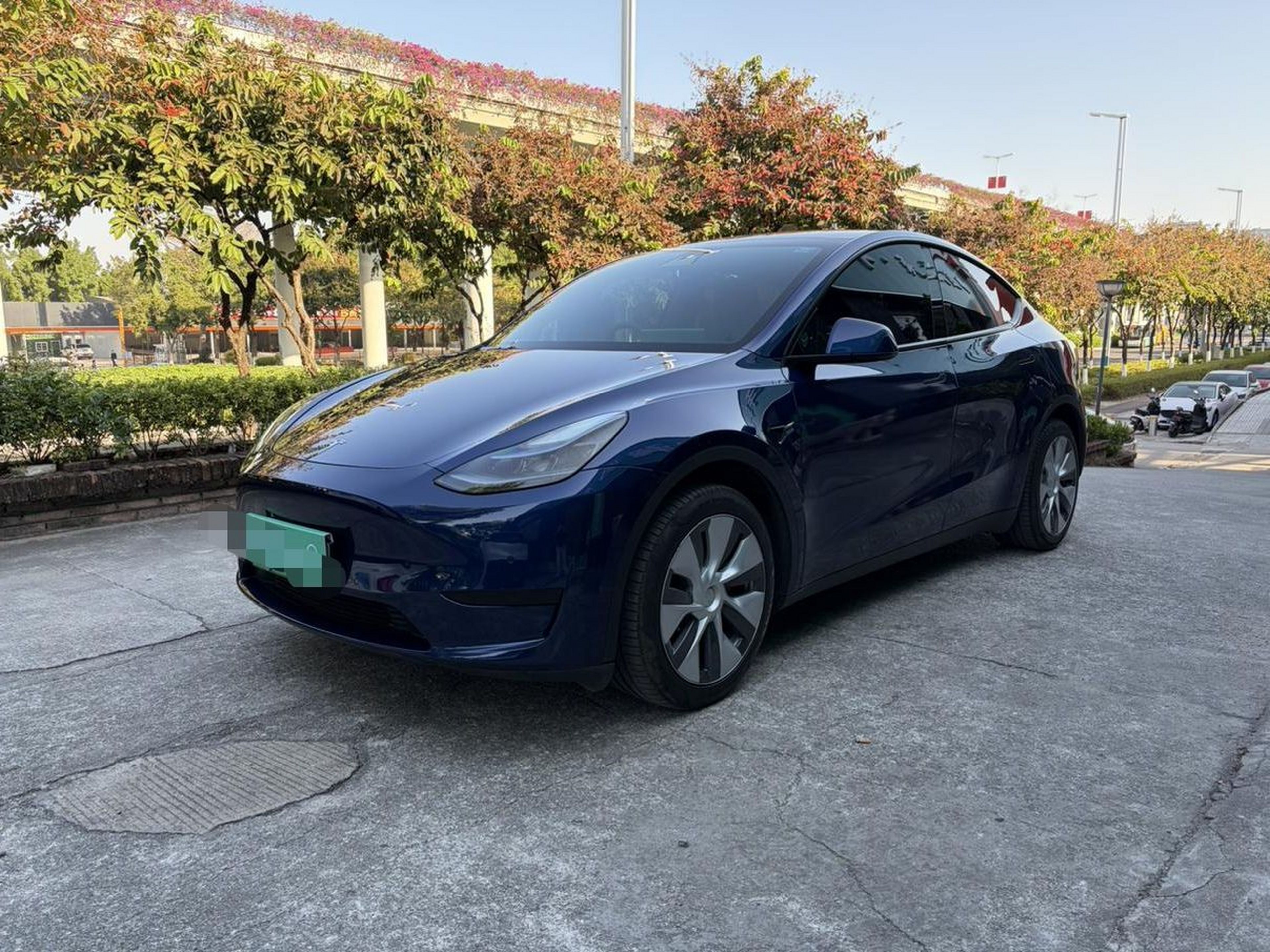 Под передней частью автомобиля