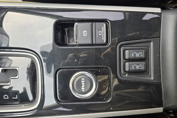 Used Mitsubishi Outlander 2019 2.4L 4x4 Zhi Xiang Edition 7 Seats China VI Standard
